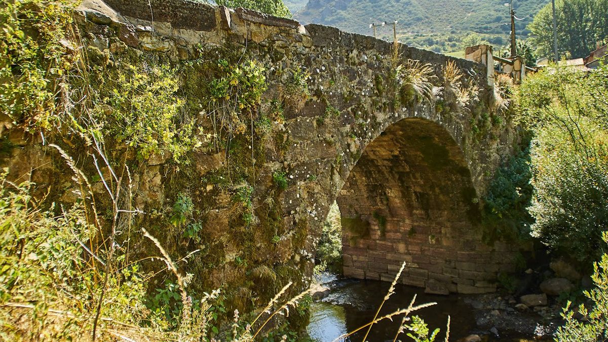 Puente de Villanueva de Pontedo sobre el río Torío. | L.SOLERA