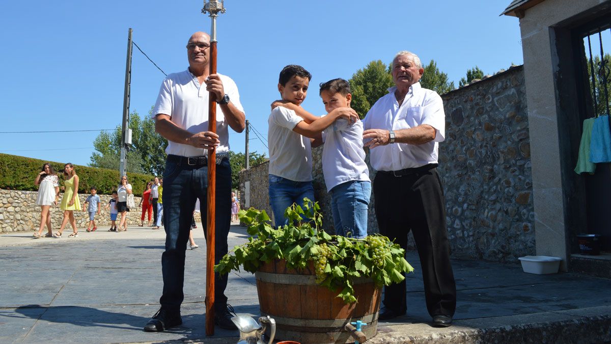 Dos niños de Priaranza del Bierzo realizan la tradicional pisada de uvas.  | A.C.
