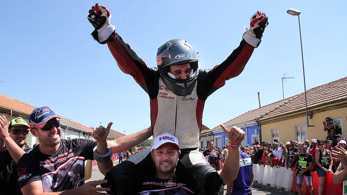 Antonio Castillejo es el ganador de la 59ª edición del Gran Premio de Velocidad Ciudad de La Bañeza en la modalidad 125 c.c./Moto3. | ICAL