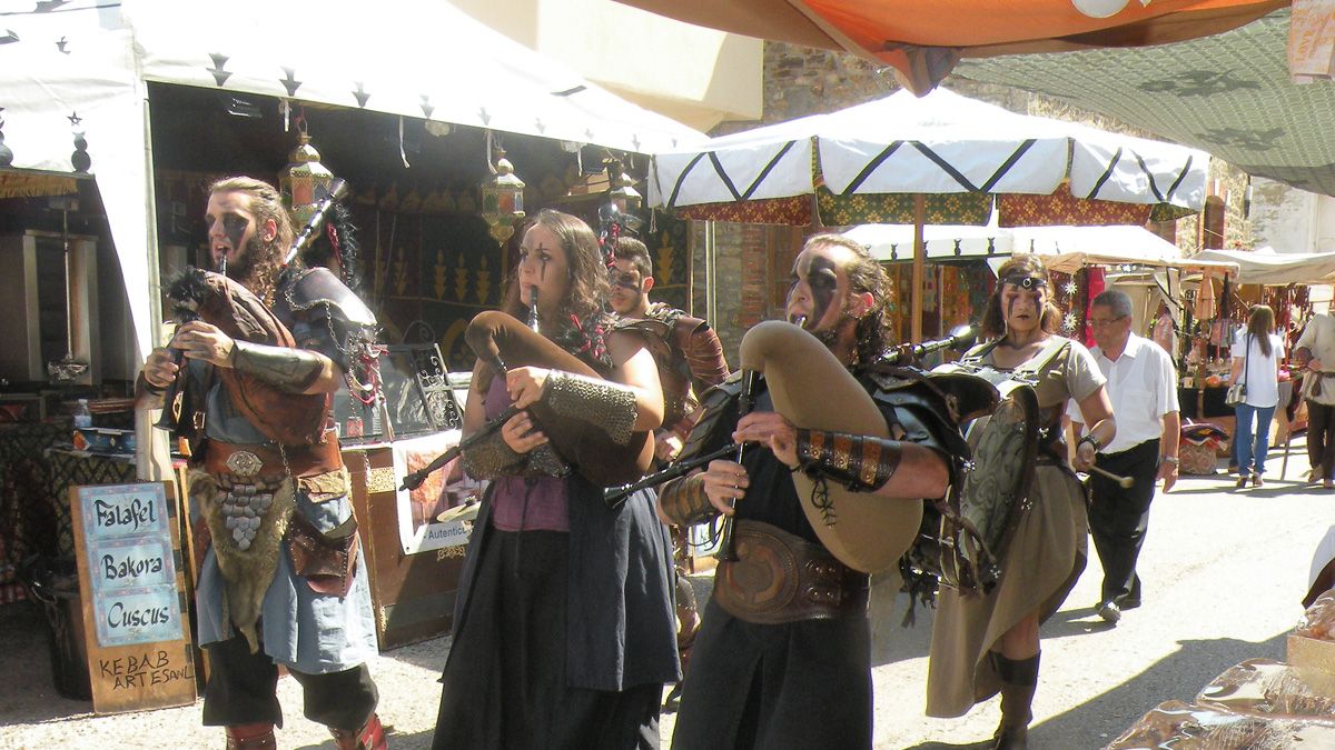 El grupo Wirdamur en uno de sus pases con ambientación y música medieval en el mercado celebrado de Sabero. | E.NIÑO