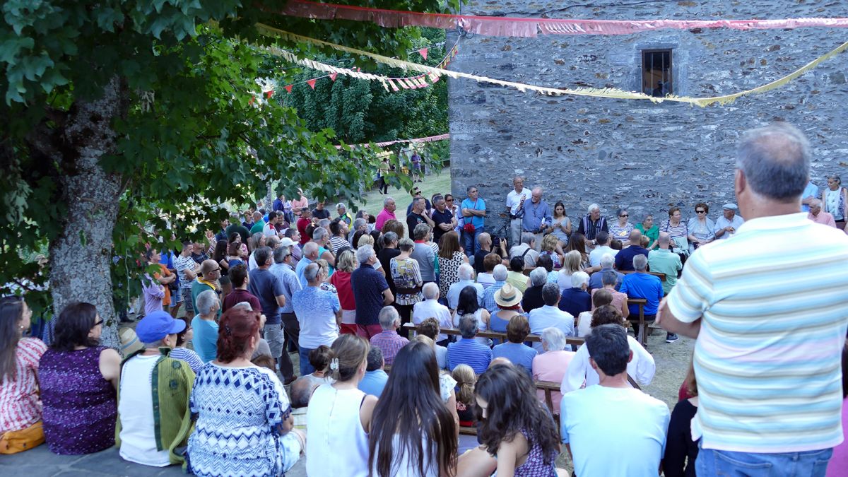 Las gentes del valle de Fornela respaldaron el acto en el santuario de Trascastro. | L.N.C.