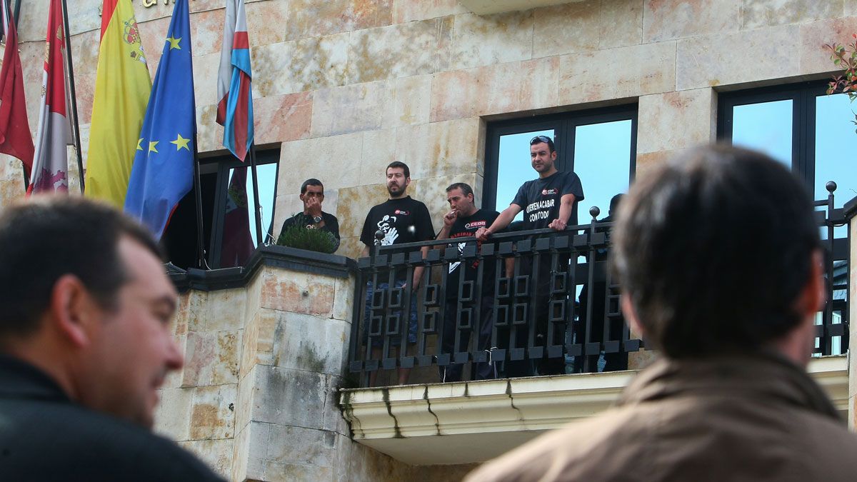 Cuatro mineros se encierran en el Ayuntamiento de Bembibre (León), en protesta por el incumplimiento del plan del carbón. | ICAL Cuatro mineros se encierran en el Ayuntamiento de Bembibre (León), en protesta por el incumplimiento del plan del carbón. | ICAL