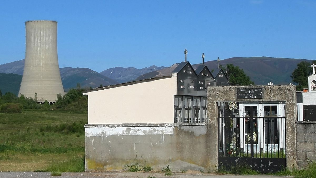 Imagen de la central de Anllares, en el municipio de Páramo del Sil, vista desde el cementerio de la localidad. |Ical
