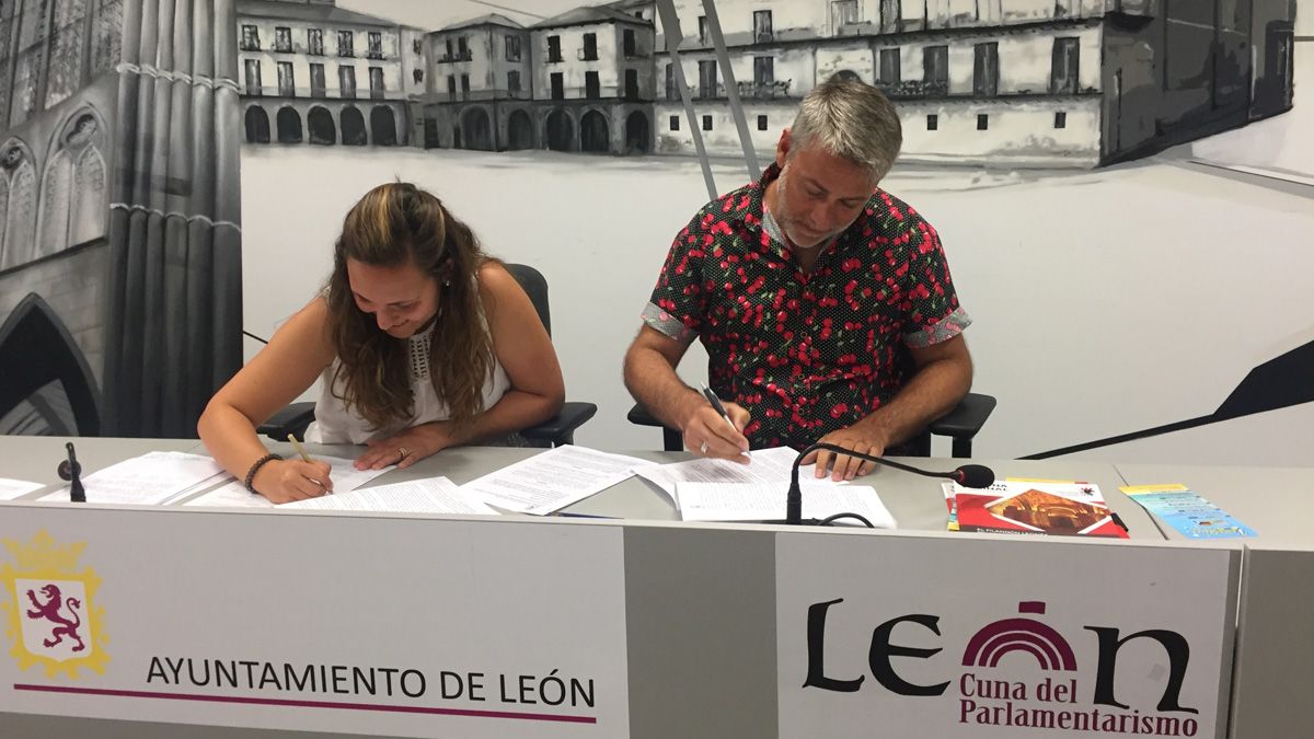 Marta Mejías y Javier García en la firma del convenio para el fomento de la participación. |L.N.C.