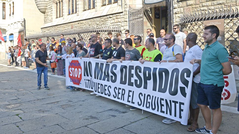 Concentración que ha tenido lugar en la mañana de este lunes en León. | MAURICIO PEÑA