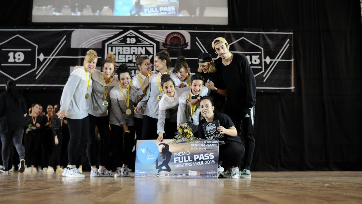 El equipo absoluto, gran triunfador del campeonato de Barcelona y sus monitoras, las leonesas Sofía y Cristina.