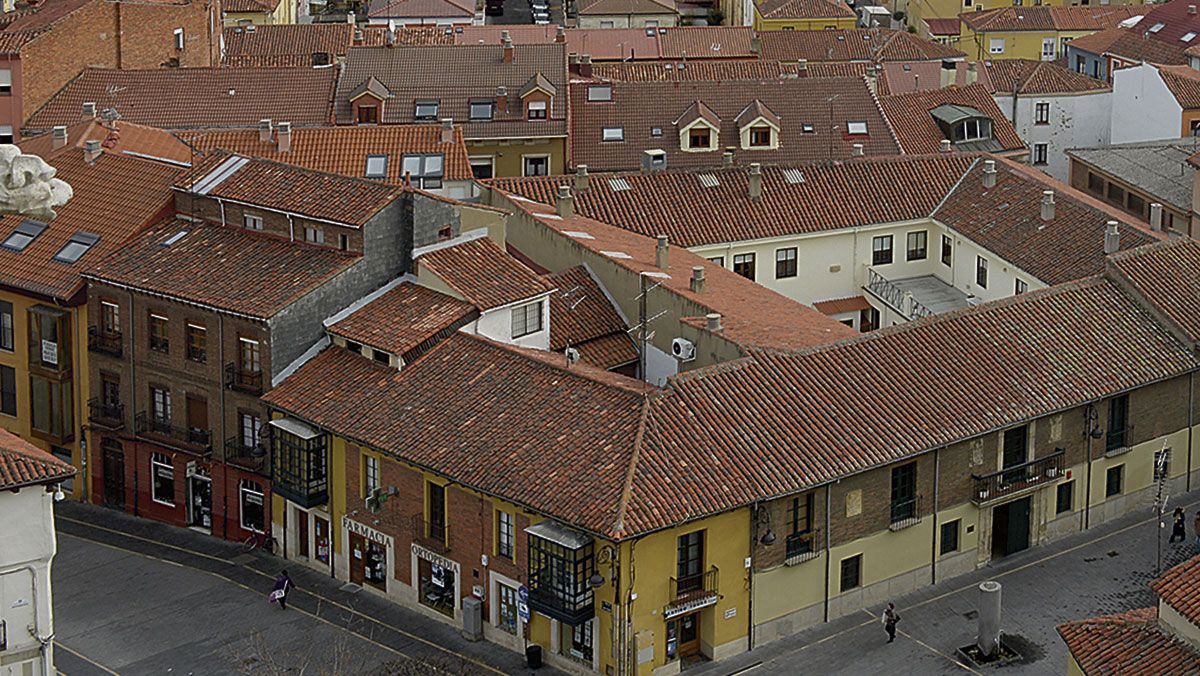 Tanto las viviendas para alquilar como para venta tienen una media de 41 años en León. | MAURICIO PEÑA