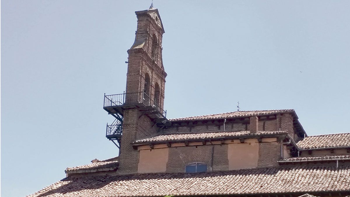 Torre del campanario de la iglesia de Santa Marina.