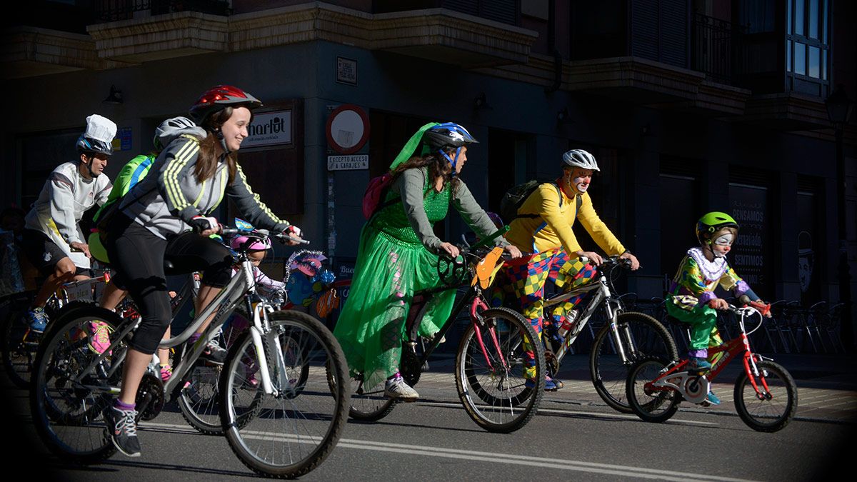 Participantes del Día de la Bici de hace dos años disfrazados para la ocasión. | MAURICIO PEÑA