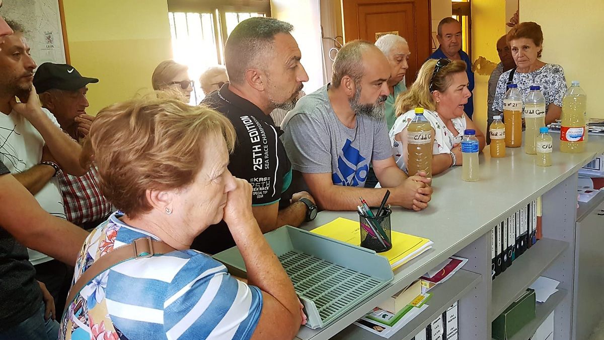 Los vecinos llevaron botellas con agua turbia al registro del Ayuntamiento como medida de protesta. | L.N.C.