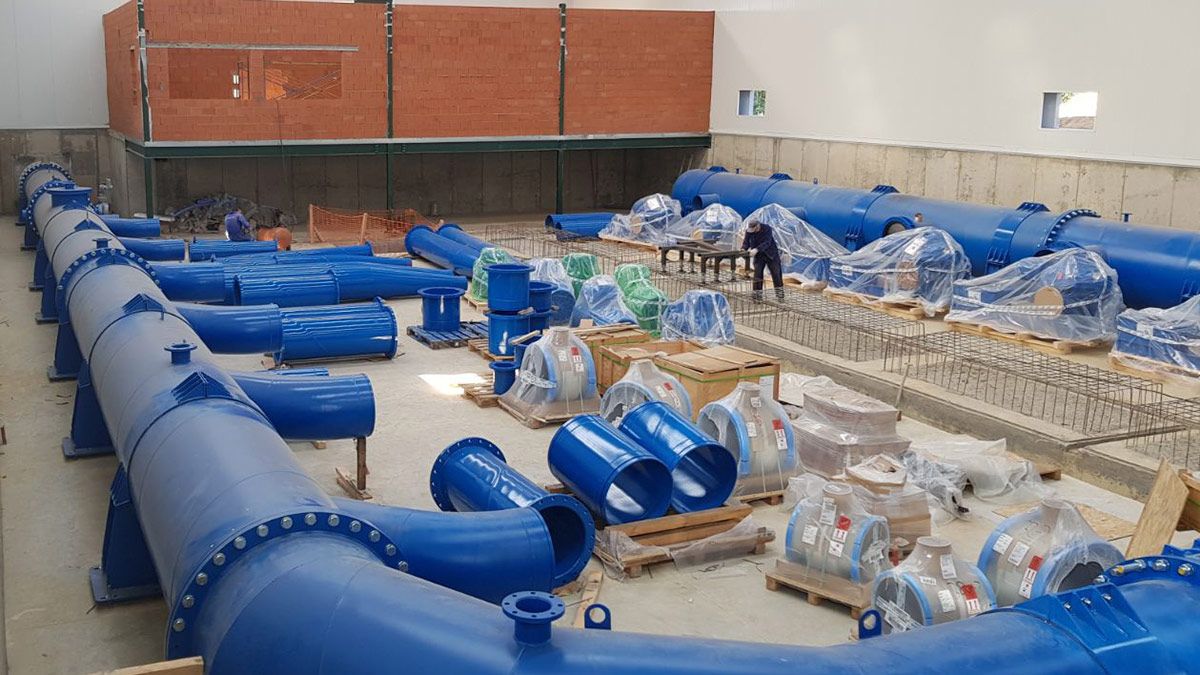 Obras en la estación de bombeo que surtirá de agua a la modernización del regadío del sector XXII. | L.N.C. Obras en la estación de bombeo que surtirá de agua a la modernización del regadío del sector XXII. | L.N.C.