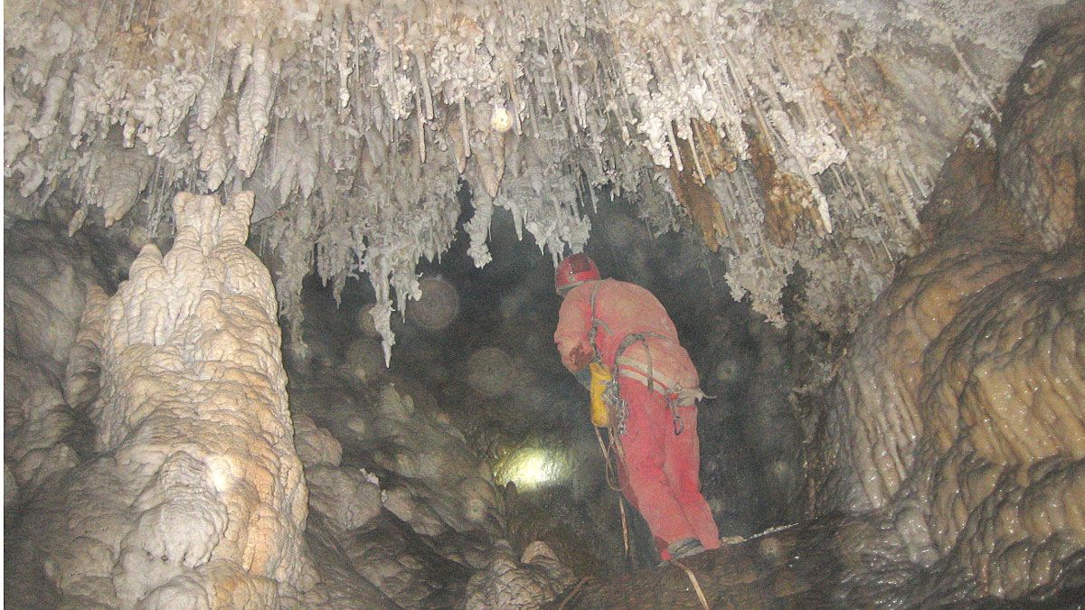 Vista de una de las salas de Torca Marino, que a una profundidad de cerca de 500 metros presenta una concentración de espeleotemas realmente notable. | GEM