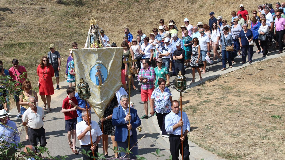 Los vecinos portaron la estatua de la Virgen por las calles.| HURTADO