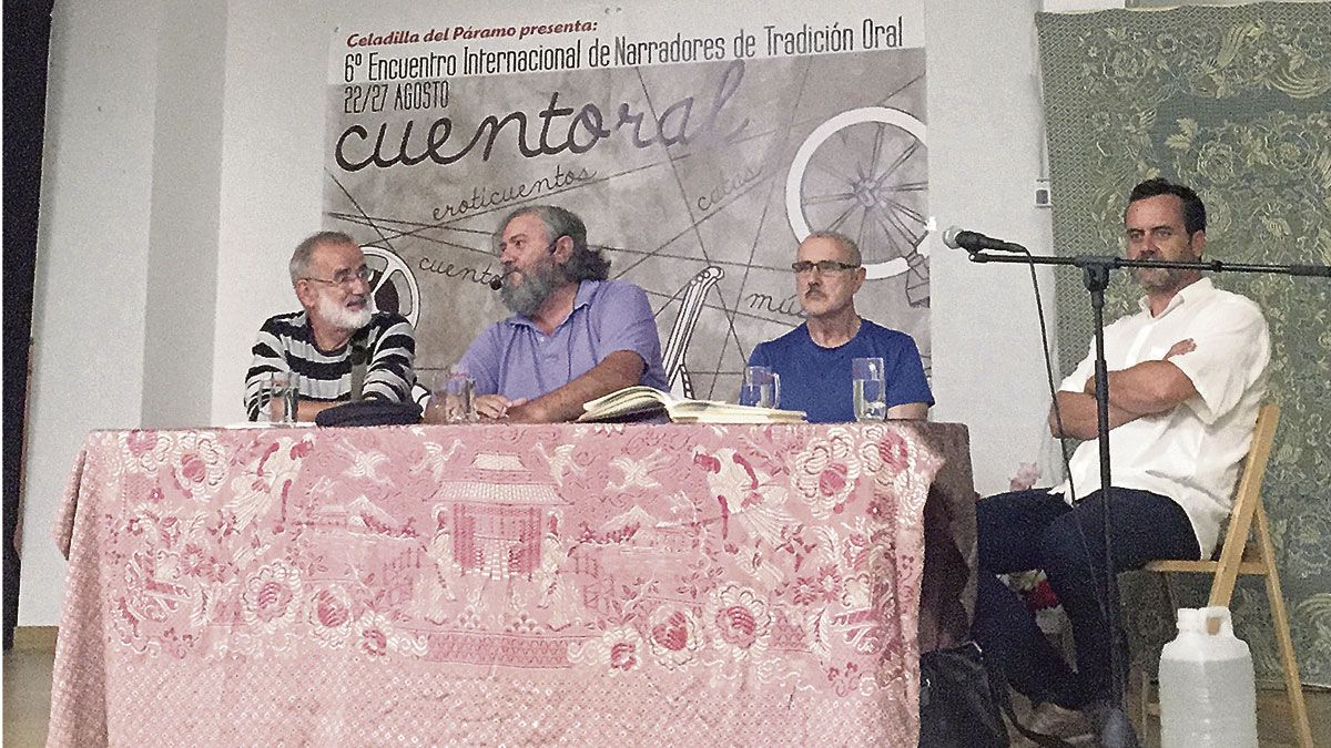 Paco Flecha, Fulgencio Fernández, Chema Sarmiento y David Rubio este miércoles en el filandón ‘Viejas historias nuevos narradores’. | L.N.C.