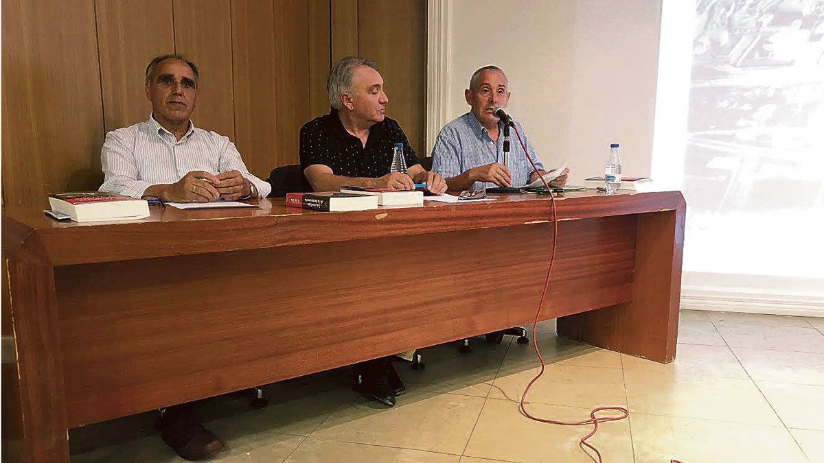 Un momento de la presentación del libro ‘Las rendijas de la desmemoria’. | P.F. Un momento de la presentación del libro ‘Las rendijas de la desmemoria’. | P.F.