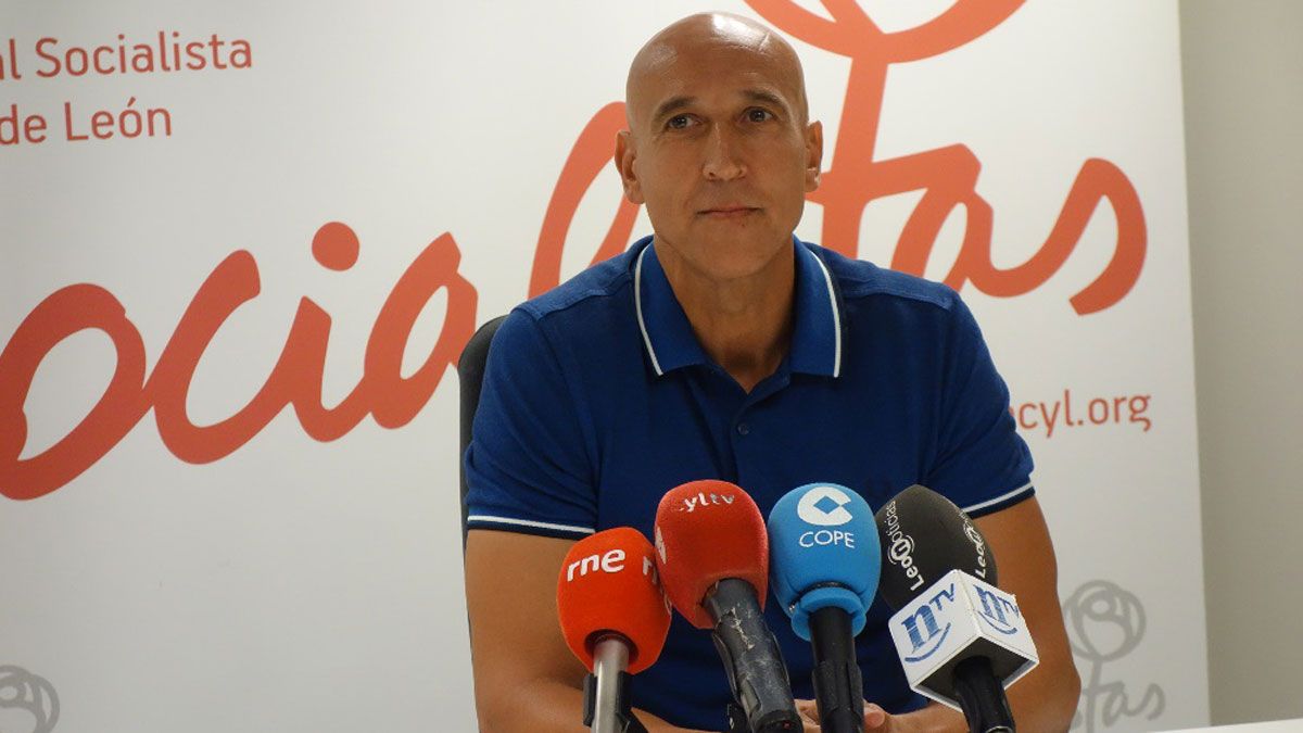 El portavoz del Grupo Municipal Socialista, José Antonio Diez, en la rueda de prensa de este jueves. | L.N.C.