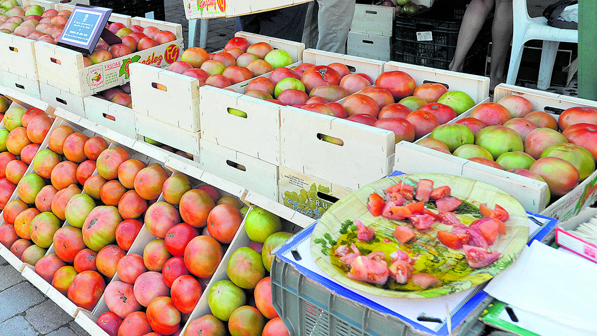 Los tomates salen a la calle para que vecinos y visitantes se hagan con lo mejor de la huerta mansillesa este domingo. |MAURICIO PEÑA