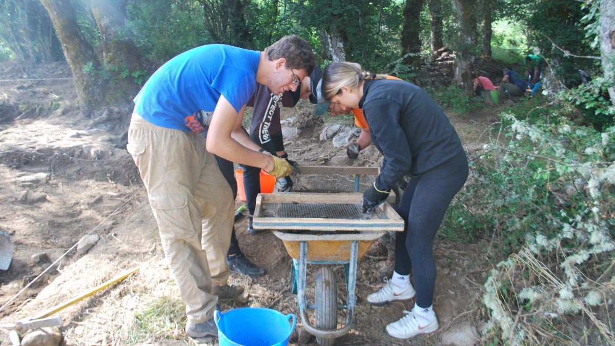 En la fotografía, voluntarios realizando tareas de cribado de sedimentos en el campo de trabajo del castro La Muela. | L.N.C.