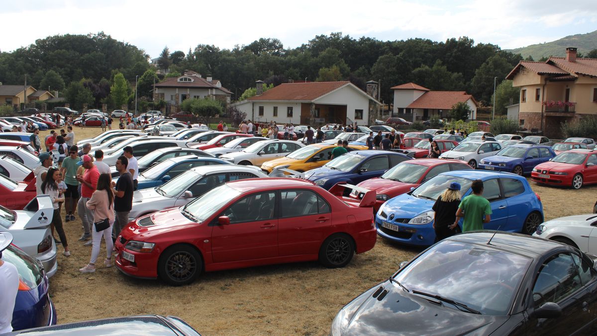 Decenas de vehículos se concentran en la quedada de La Vecilla. | A.H.