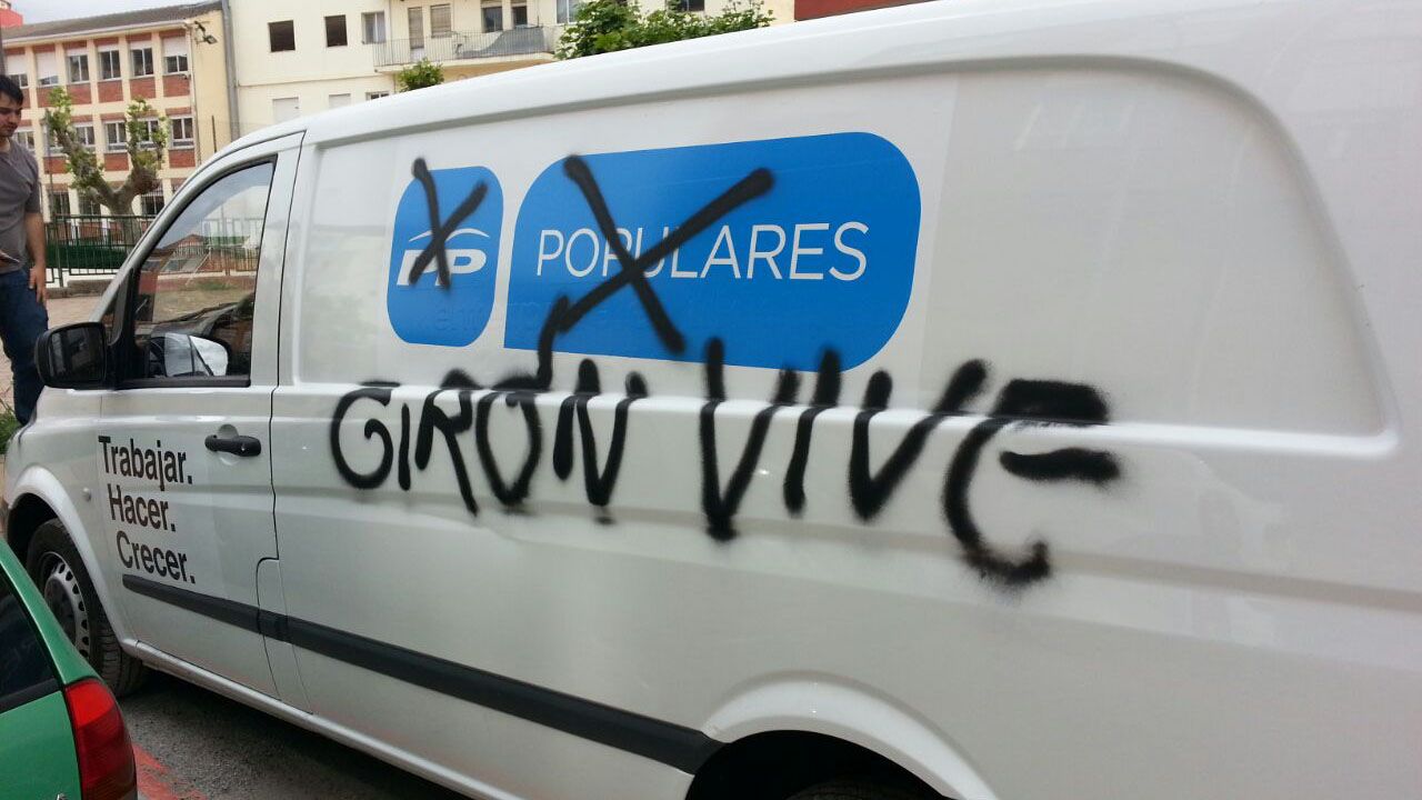 La furgoneta de campaña del Partido Popular en Ponferrada, con algunas de las pintadas. | L. N. C.