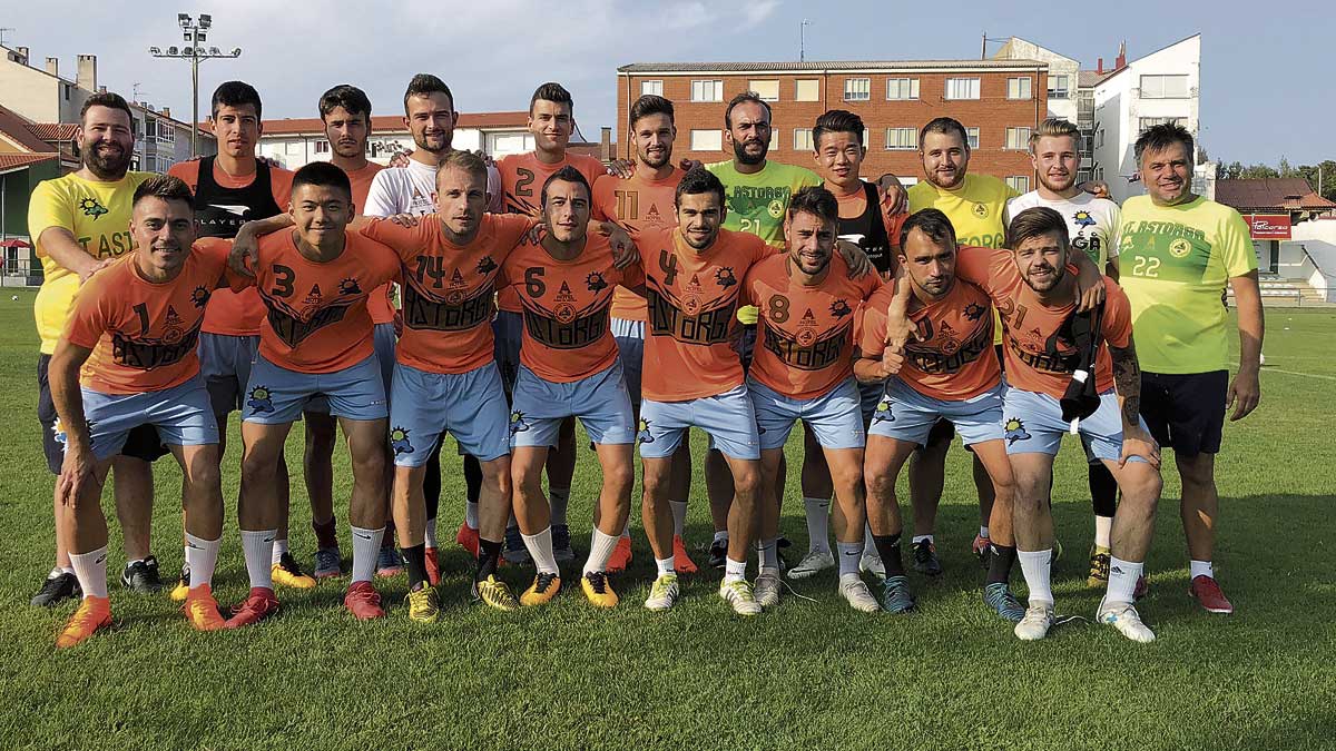 Componentes del Atlético Astorga en la campaña 2018/19, en la que volverán a pelear por regresar a Segunda B. | PATRICIA FERRERO