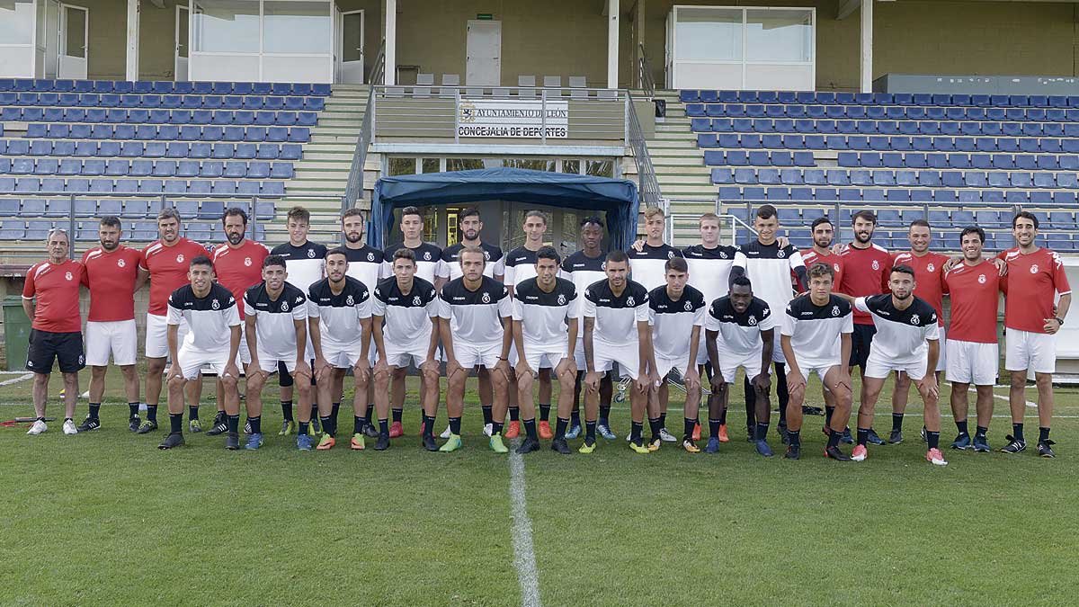 Foto de equipo del Júpiter Leonés, que inicia una ilusionante temporada en su regreso a la Tercera División. | MAURICIO PEÑA