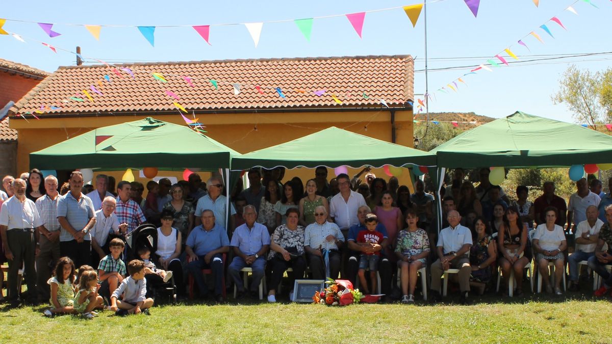 Imagen de los familiares, vecinos y amigos de Benjamín durante la celebración de su cumpleaños. | L.N.C.