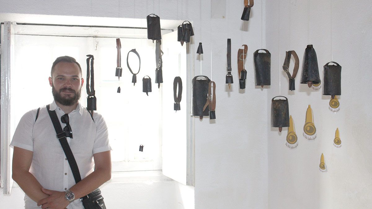 Fernando Barrientos en el Museo Etnográfico de Miranda do Douro durante su investigación sobre cencerros.