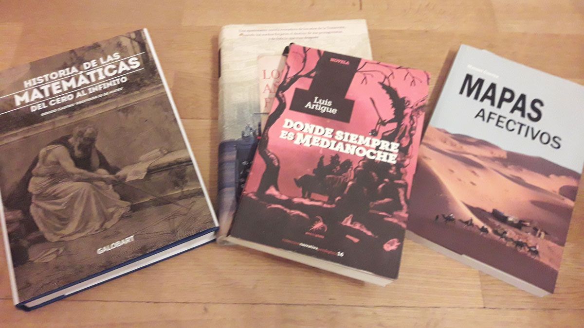 Portada de la obra de Luis Artigue ‘Donde siempre es medianoche’entre otros de la mesa de lecturas de Vega. Portada de la obra de Luis Artigue ‘Donde siempre es medianoche’entre otros de la mesa de lecturas de Vega.
