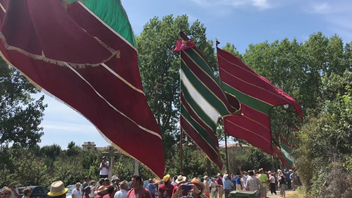 Estuvieron presentes los pendones de la zona, acompañando al anfitrión. | P.F. Estuvieron presentes los pendones de la zona, acompañando al anfitrión. | P.F.