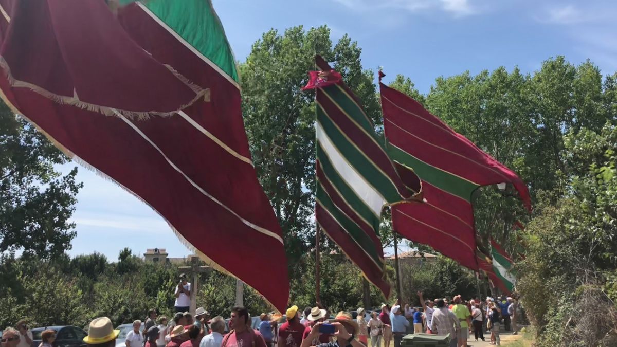 Estuvieron presentes los pendones de la zona, acompañando al anfitrión. | P.F.