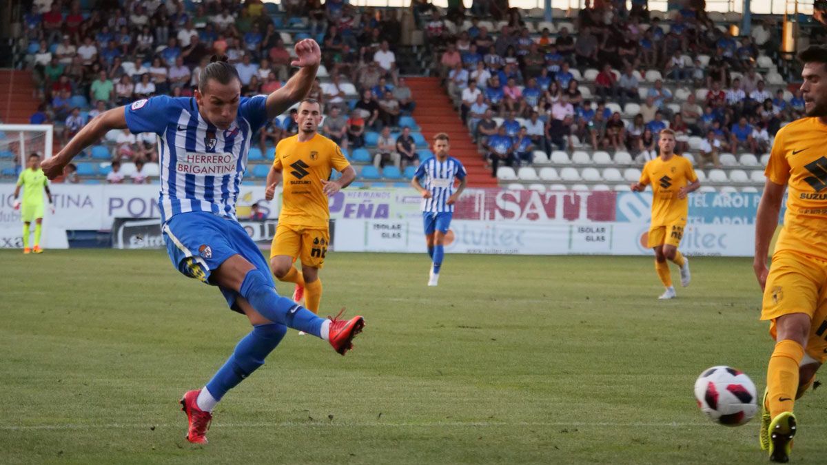 Son realiza un disparo durante la primera mitad del partido ante el Burgos. | FRANCISCO L. POZO Son realiza un disparo durante la primera mitad del partido ante el Burgos. | FRANCISCO L. POZO