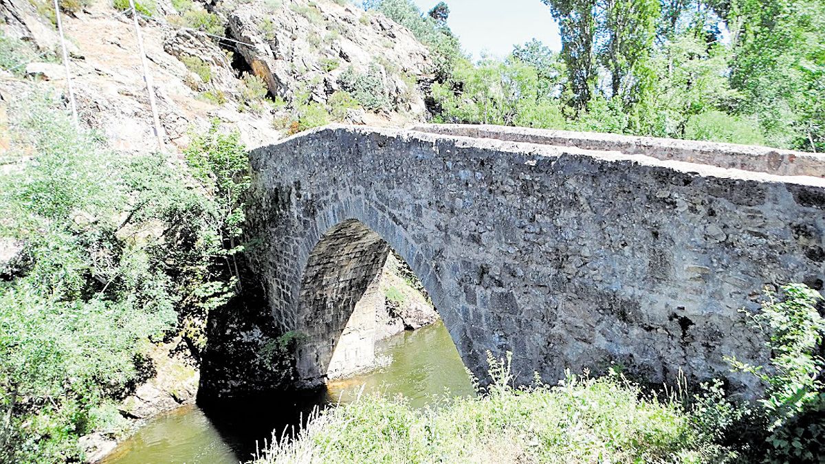 Puente de Valdepiélago sobre el río Curueño.  | REPORTAJE GRÁFICO: LUIS SOLERA SELVI