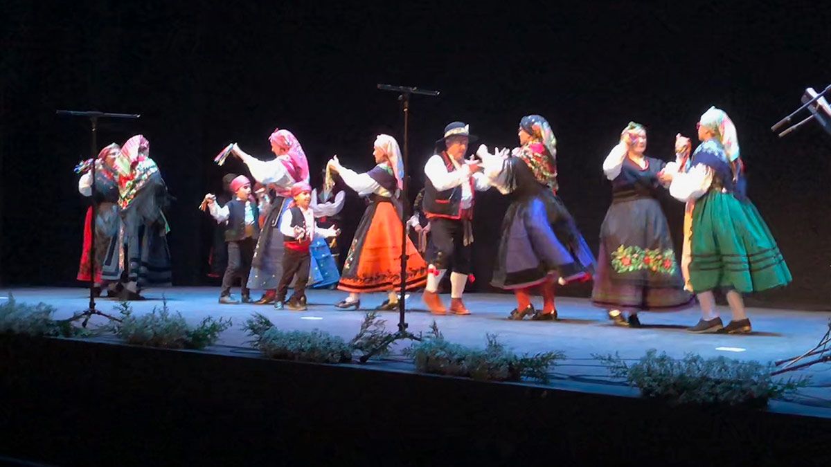 Un momento del festival folclórico celebrado ayer en el Teatro Gullón de Astorga. | P. F. Un momento del festival folclórico celebrado ayer en el Teatro Gullón de Astorga. | P. F.