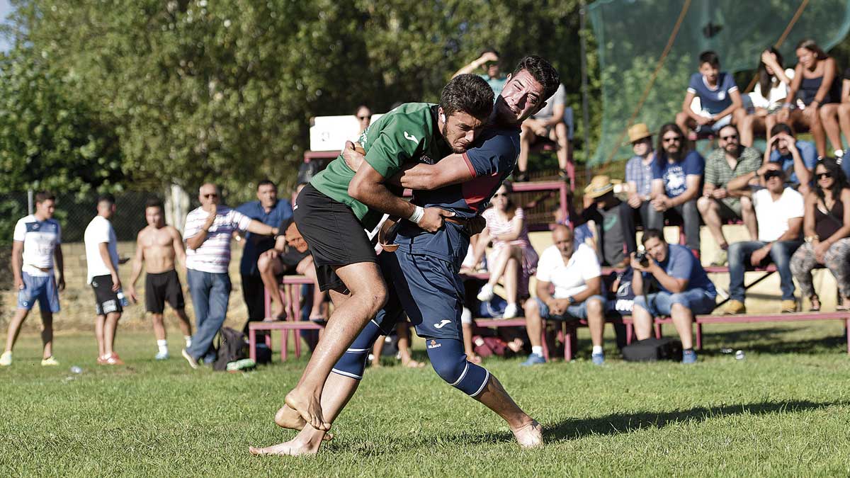 Rubén Cerezal, de Corcos, se metió ayer en su primera final en senior después de ganar a Javi Oblanca y a Manolín el de Lillo en la semifinal (en la foto). | SAÚL ARÉN