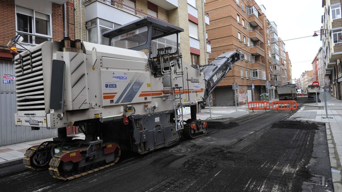 Imagen de archivo de obras de asfaltado en León. | DANIEL MARTÍN