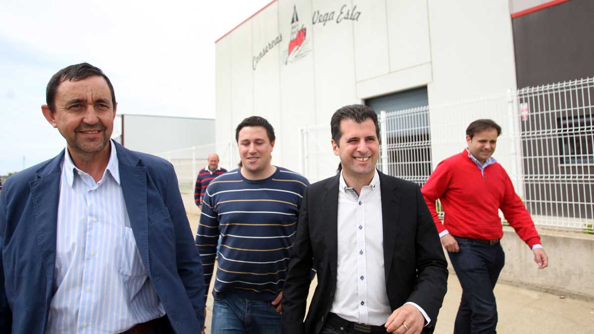 El candidato a la Alcaldía de Fresno de la Vega, Antonio Lozano, Luis Tudanca y Celestino Rodríguez. | MIRIAM CHACÓN (ICAL)