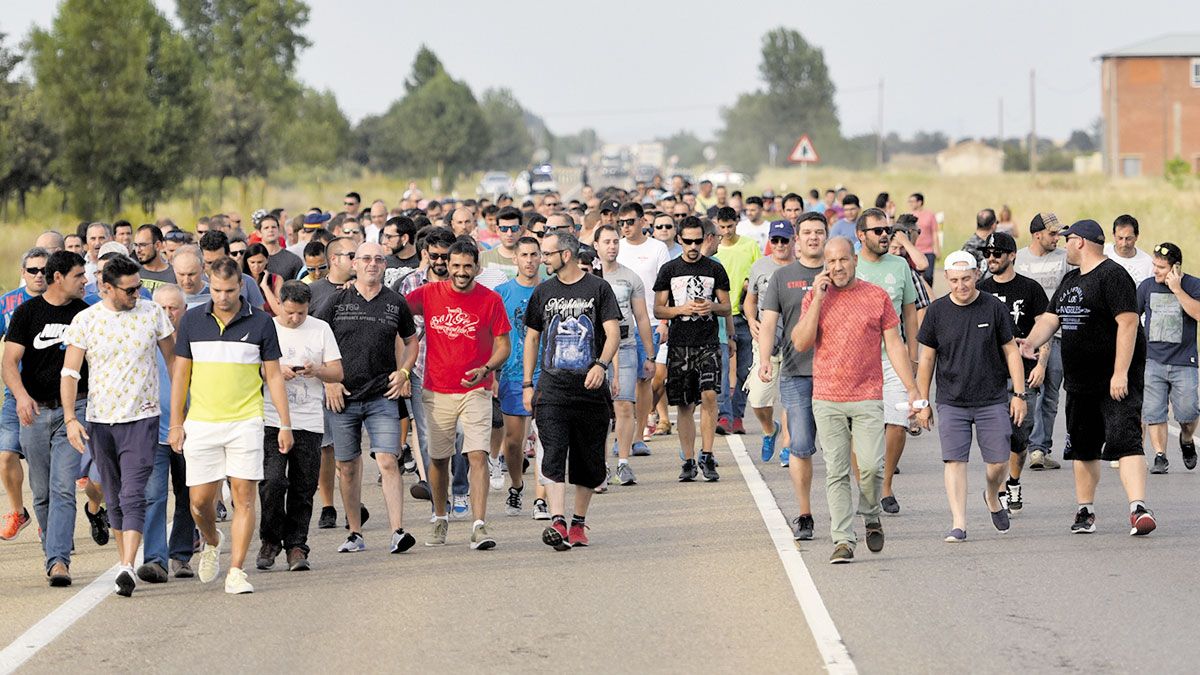 Después de que la empresa comunicara el «cierre total» de la fábrica, cientos de trabajadores cortaron la N-120. | SAÚL ARÉN