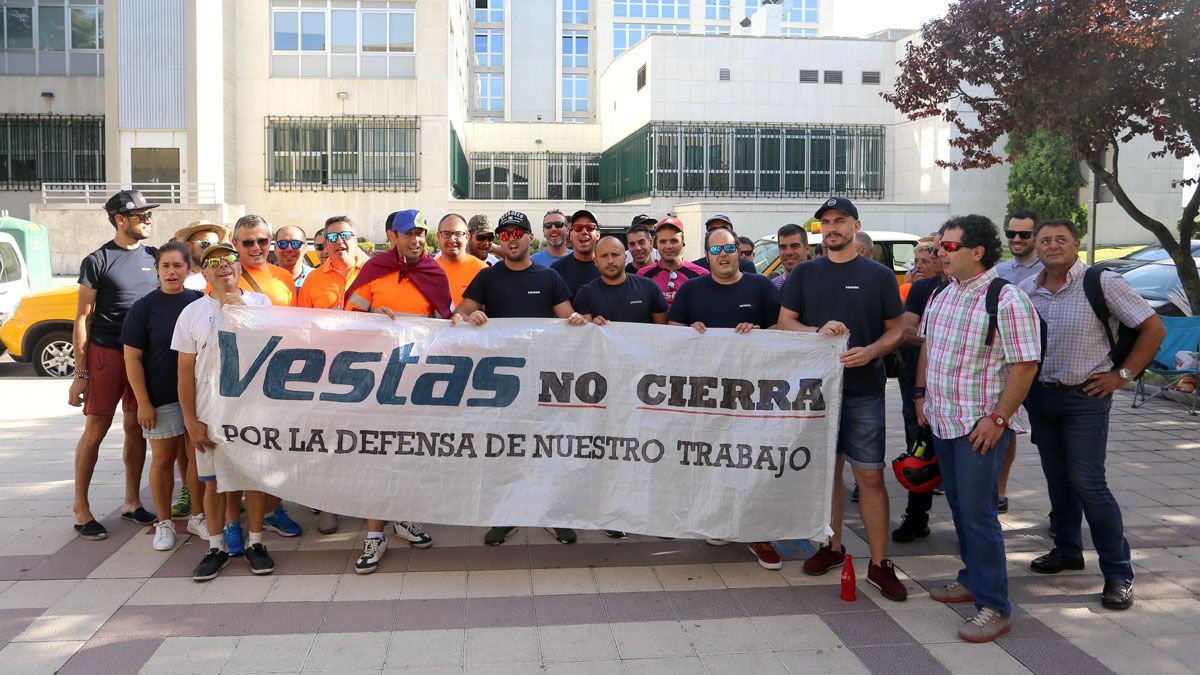 Concentración de trabajadores de Vestas frente a la consejería de Hacienda. | ICAL