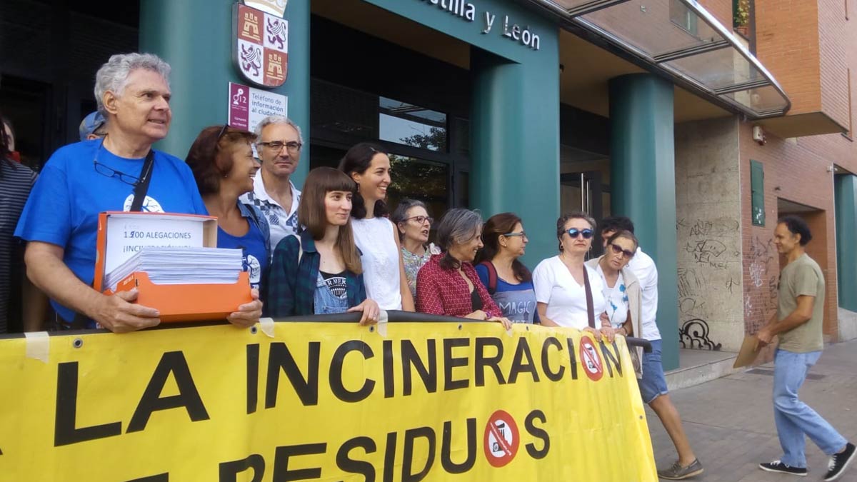 Imagen de activistas de Aire Limpio, el día que registraron las alegaciones en la Junta de Castilla y León. | L.N.C