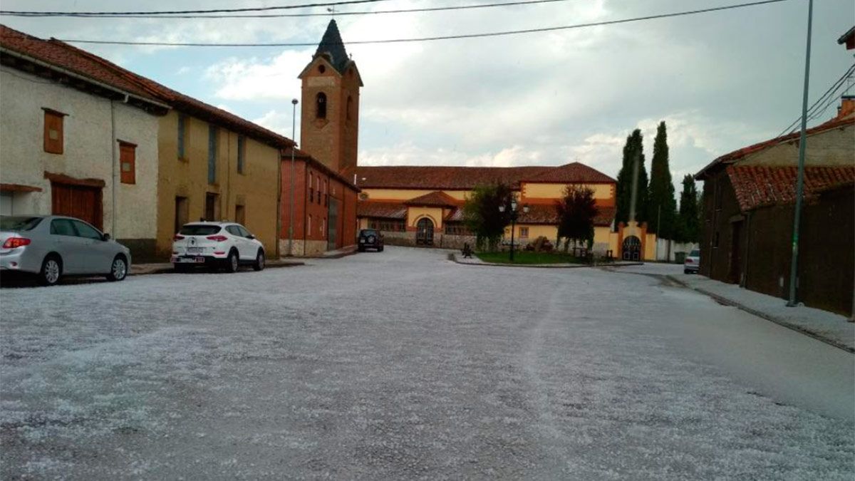 Aspecto que presentan las calles de Villacelama tras la granizada. | @Villacelama