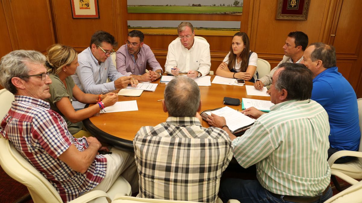 Presidentes de las Juntas con el alcalde, los concejales y el jefe del servicio de Parques y Jardines en la reunión. | L.N.C.