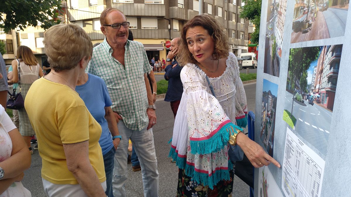 La regidora explicando a los vecinos cómo será el bulevard tras su pretendida reforma. | M.I.