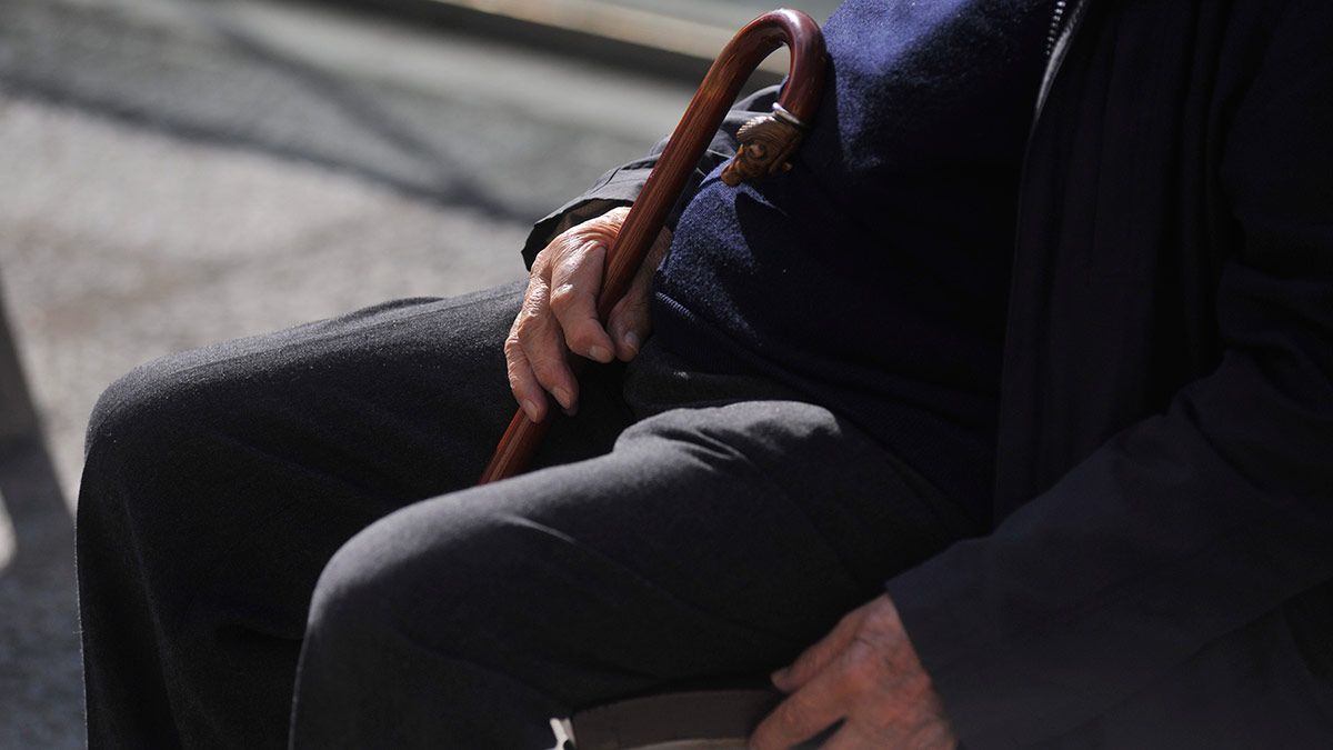 Los pensionistas por viudedad recibirán más dinero. | DANIEL MARTÍN