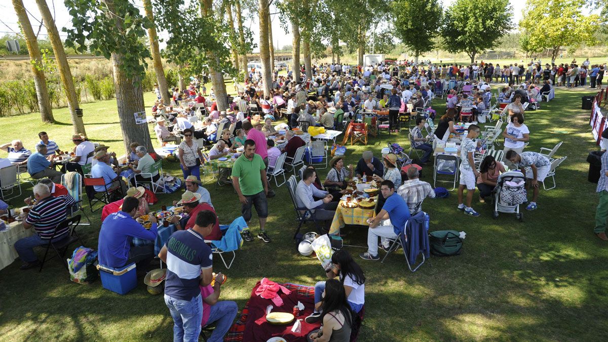 Cientos de personas en una edición anterior de la Fiesta Campesina en Valencia de Don Juan. | DANIEL MARTÍN