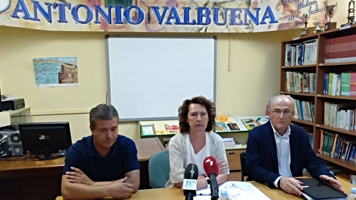 La directora general de Innovación y Equidad Educativa, María del Pilar González (c), el subdelegado territorial, Guillermo García (d) y el director del centro, Manuel López (i). |L.N.C.