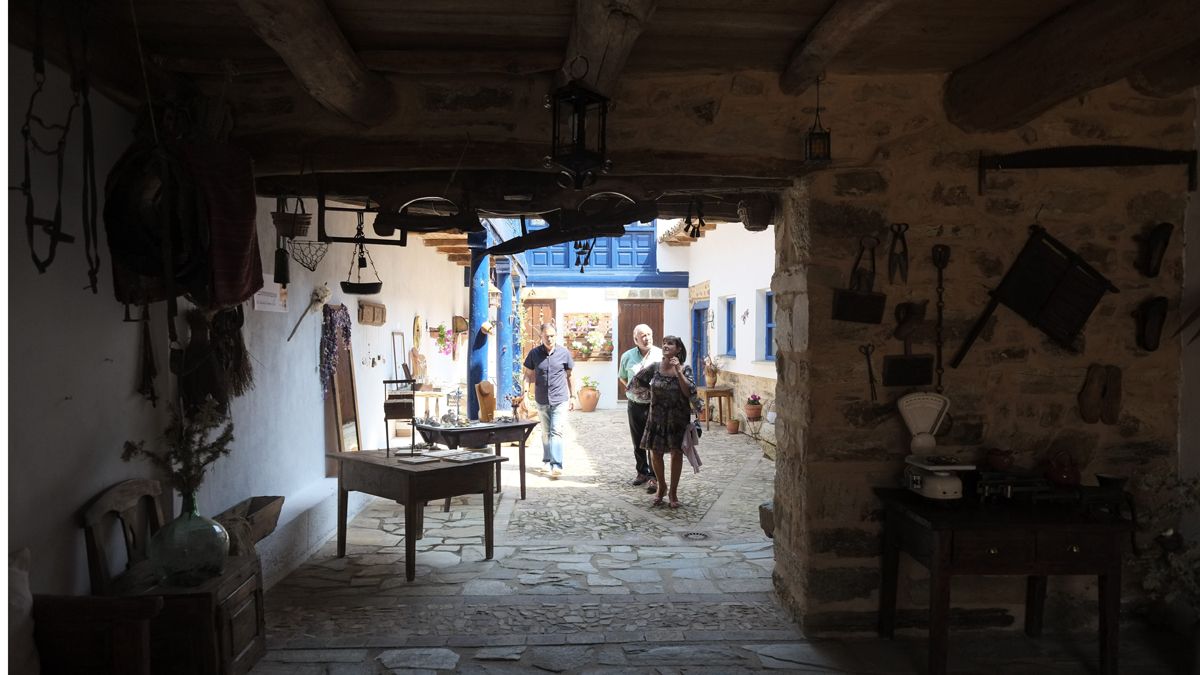 Imágen de los patios maragatos de Santa Colomba de Somoza durante la celebración de la feria de artesanía del pasado año. |DANIEL MARTÍN