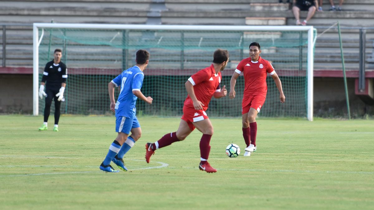 Nicho Escalante, en la imagen con el balón ante la mirada de Palatsí y Antonio, durante el único amistoso que disputó. | SAÚL ARÉN