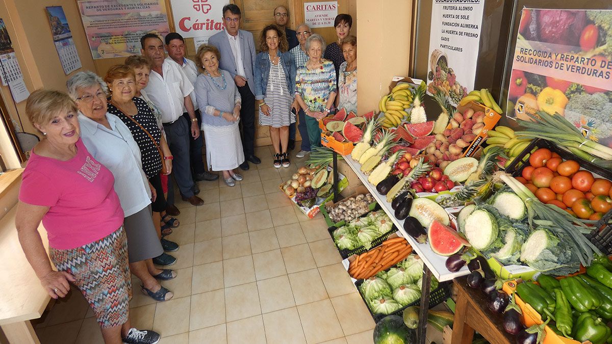 Reparto de productos ayer en el local de Cáritas de Valencia de Don Juan. | L.N.C.