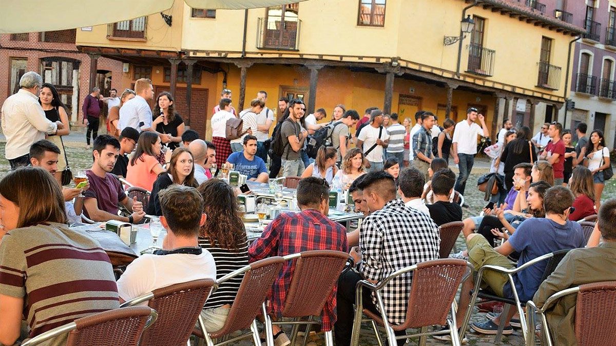 Algunos de los participantes en este curso intensivo, en la plaza del Grano. | L.N.C.